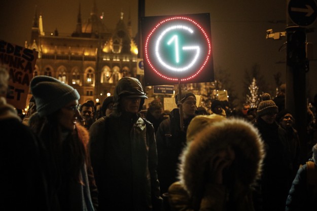 Tüntetés három nappal karácsony előtt a Kossuth téren