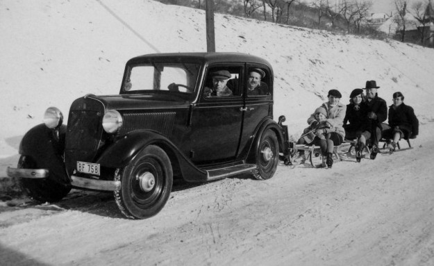 Apa kocsit hajt; 1935