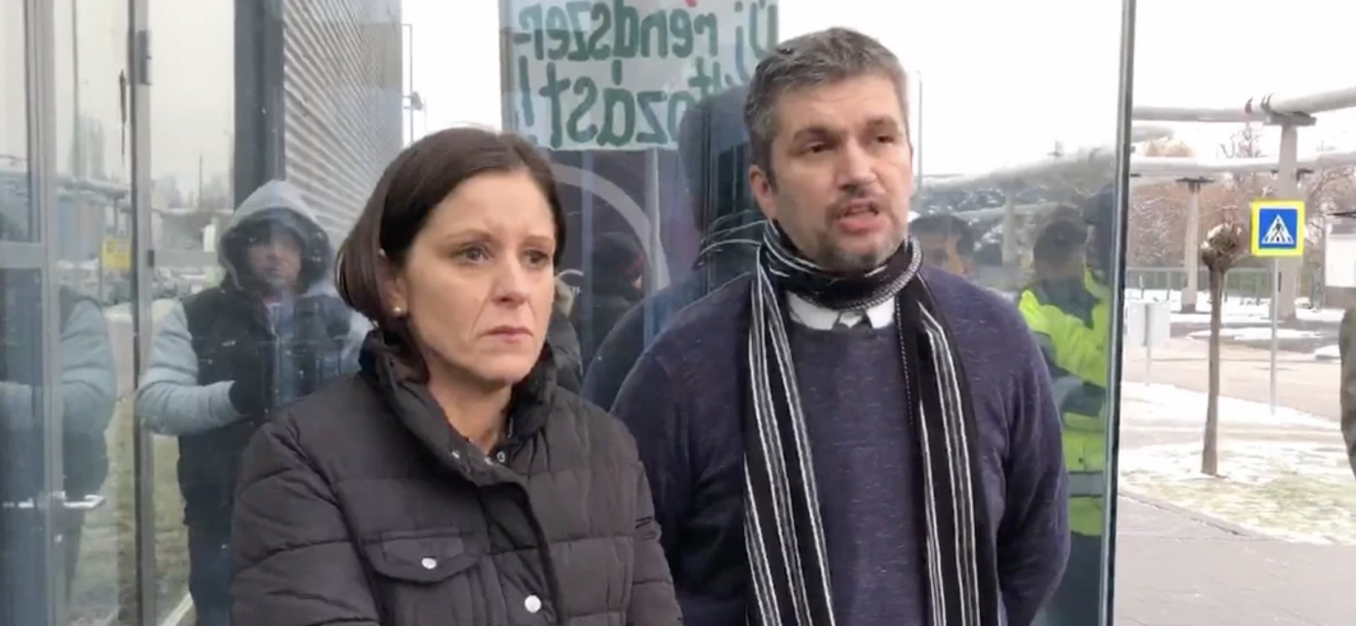 Példátlan támadássorozatról beszél az MTVA a tüntetések kapcsán