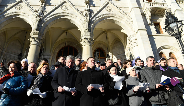 Závecz: hajszállal vezet az ellenzék a Fidesszel szemben