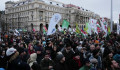 Megérkezett a Kossuth térre a tömeg, kezdődnek a beszédek