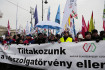 Útlezárásokkal, hídfoglalásokkal folytatják a rabszolgatörvény elleni tiltakozást