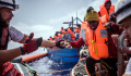 Csaknem 700 menekültet mentettek meg egy halászhajóról az olasz partoknál
