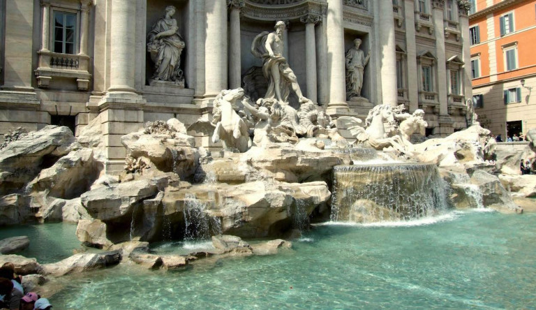 A pápa és Róma polgármestere is igényt tart a Trevi-kútba dobált pénzre