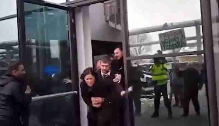 A belügyminiszer szerint a rendőr semmit sem tehet, ha egy képviselőt nem engednek be az MTVA-ba