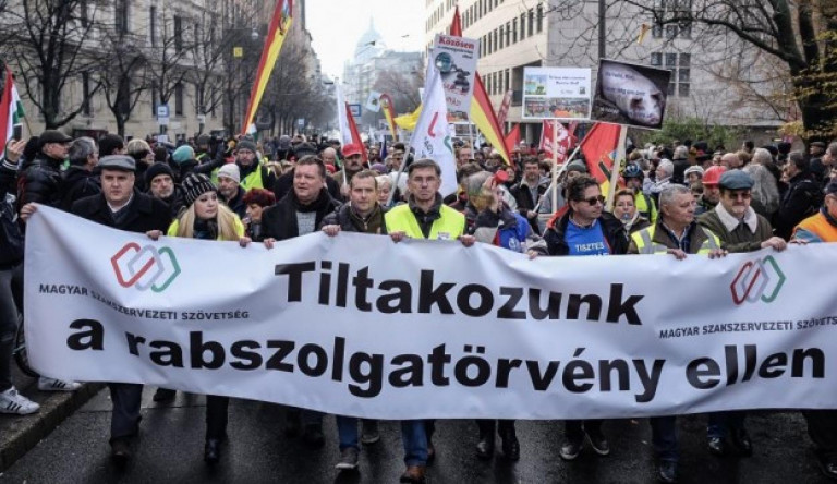 Országszerte tüntetnek ma a túlóratörvény ellen