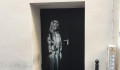 Ellopták Banksy a párizsi terrortámadás áldozataira emlékező graffitijét