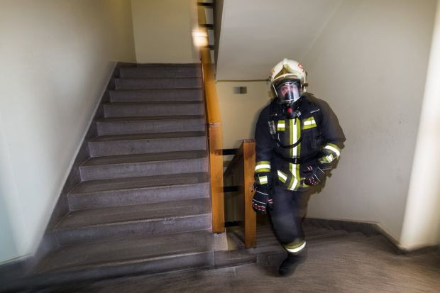 Megégett két tűzoltó, mert rossz ruhában mentettek életet