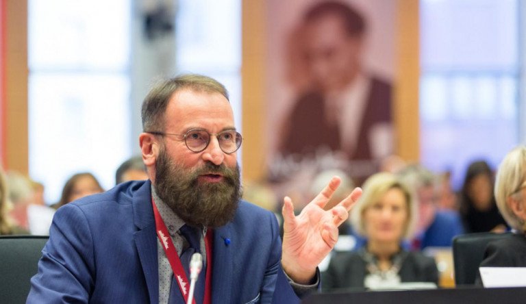 Szájer József nem győzi ismételni, Nyugat-Európával ellentétben nálunk nincs cenzúra