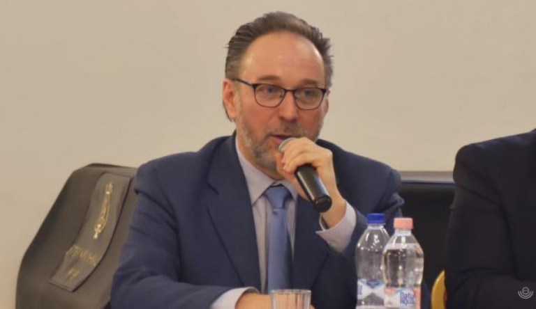 Államtitkár úr méltóztatott kicsit berezelni a pártlap öklétől 