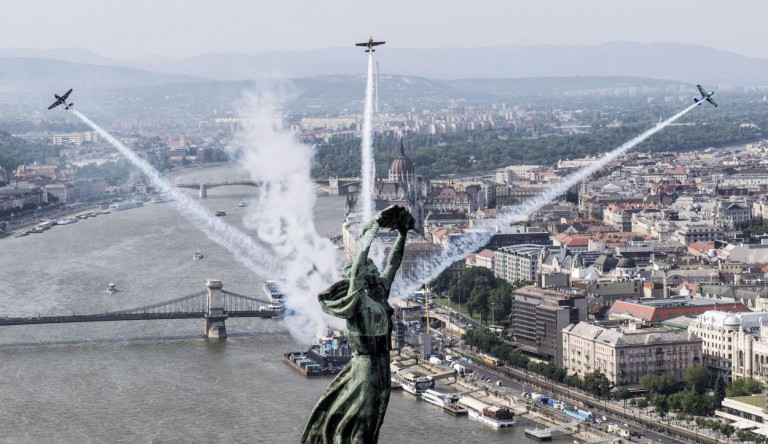Fellélegezhet a Belváros: máshol rendezné meg Tarlós a Red Bull Air Race-t