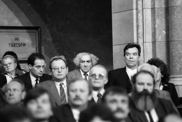 1990-ben az első szabadon választott országgyűlésben, tőle balra Faludy György