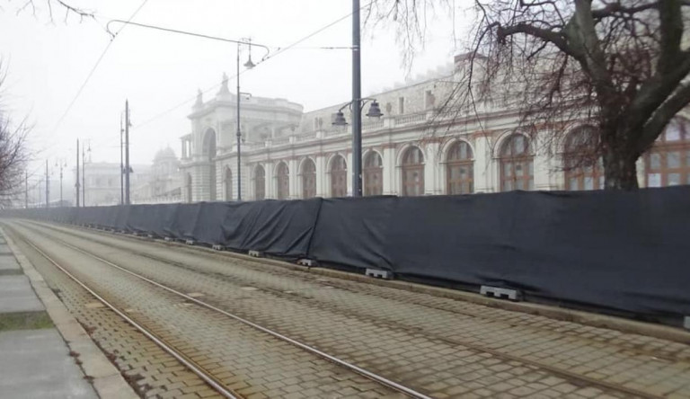 Fekete lepellel fedett kordont vontak a Várkert Bazár köré Orbán évértékelője miatt