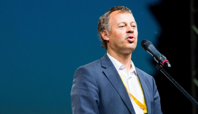 Révész Máriusz megfejtette a körbekordonozott Várkert Bazár fekete leplének szimbólumát