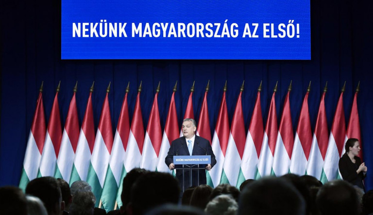 Bombasztikus családvédelmi akciótervet hirdetett Orbán