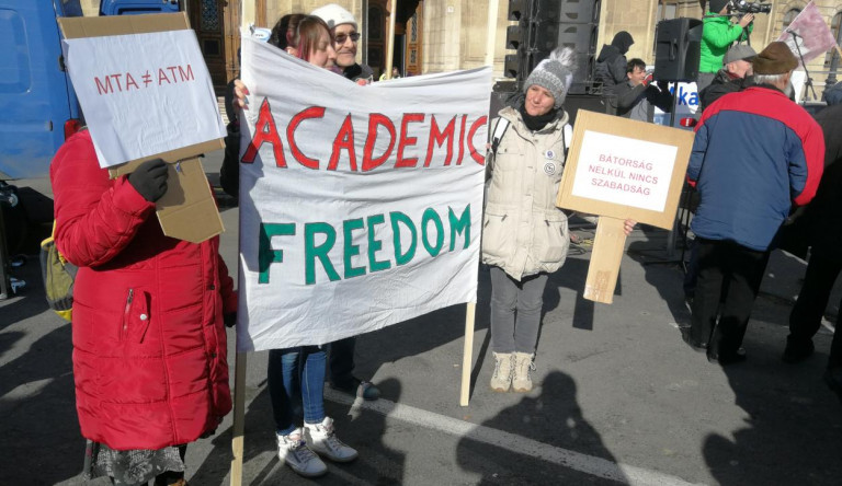 Élőlánccal, saját testükkel védték a tudósok az Akadémiát