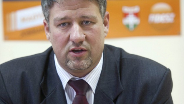 Ismét felfüggesztették Simonka György mentelmi jogát
