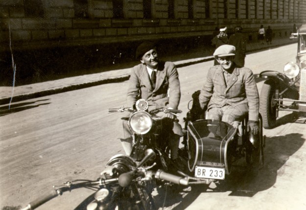 Szetn-Györgyi Albert motorozik (1938)
