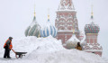 Törlik a repülőjáratokat, figyelmeztetik az autósokat: Moszkvában 140 éves havazási rekord dőlt meg 