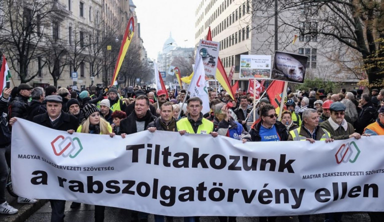 Már el is felejtették a túlóratörvényt: a Fidesz népszerűsége nem romlik tovább