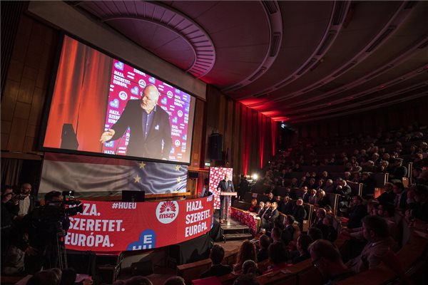 Frans Timmermans, az Európai Szocialisták Pártjának csúcsjelöltje, az Európai Bizottság alelnöke beszédet mond az MSZP kongresszusán