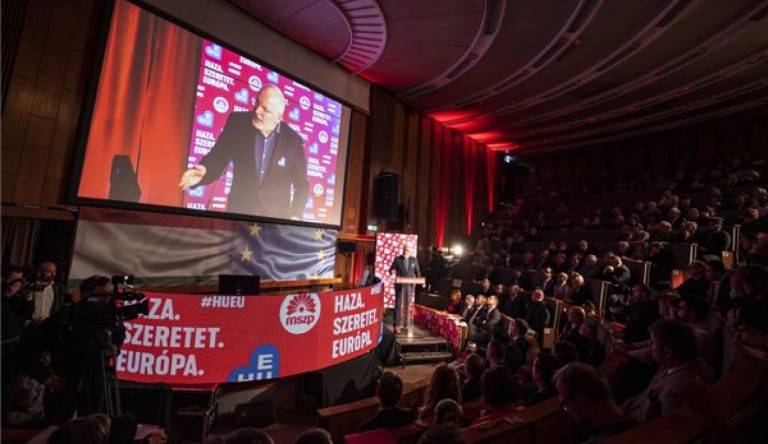 Timmermans: Olyan körülményeket kell teremteni Magyarországon, hogy a fiatalok ne távozzanak külföldre