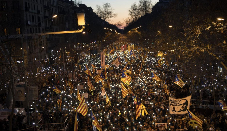 Százezrek tüntettek Barcelonában a katalán függetlenség mellett