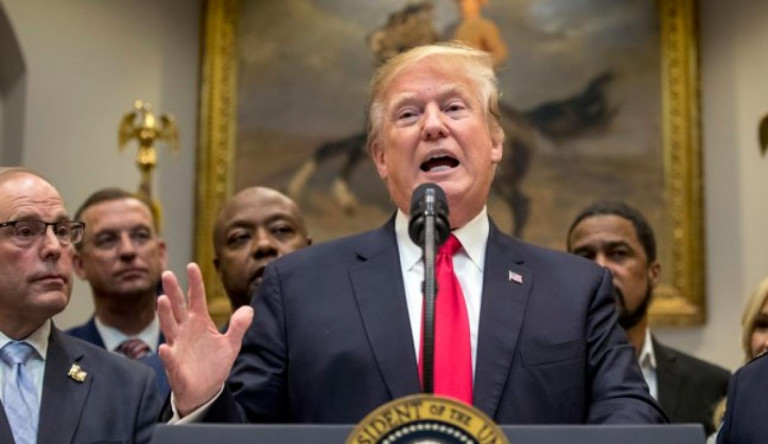 Trump 800 dzsihadista visszafogadását és bíróság elé állítását követeli Európától, különben elengedik a terroristákat