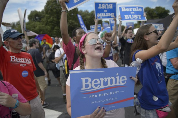 Repülőrajttal startolt Bernie Sanders elnöki kampánya: máris üti-vágja Trumpot