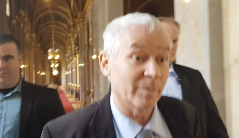 Tordai Bence megkérdezte Polt Pétert a Parlament folyosóján, nem fogják kitalálni, mit válaszolt