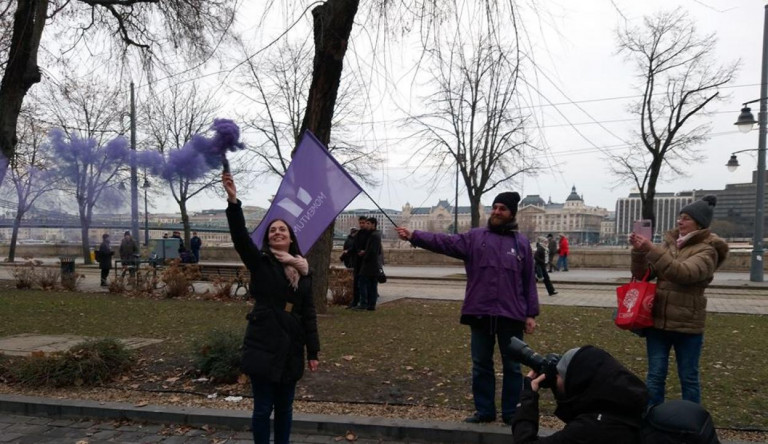Panaszt tett a rendőrség ellen a momentumos politikus, miután a melltartójába a is belenéztek