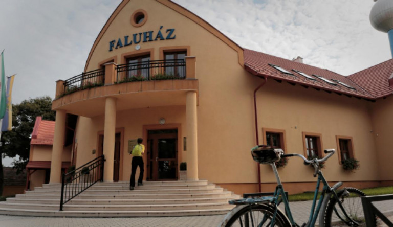 Indul a Magyar falu program: kaszálhat a papság