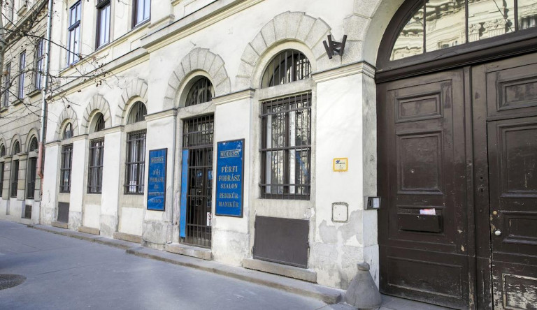 Nyelvkitépéssel fenyegetőző ügyeskedő, orosz bank: akik nagyot kaszáltak a belvárosi mutyikon