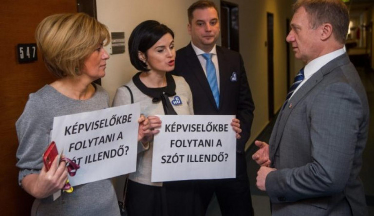 Nem tehet nagyobb szívességet az ellenzék a Fidesznek annál, ha rendre bemutatja: Még írni sem tudok. Nem hogy kormányozni!