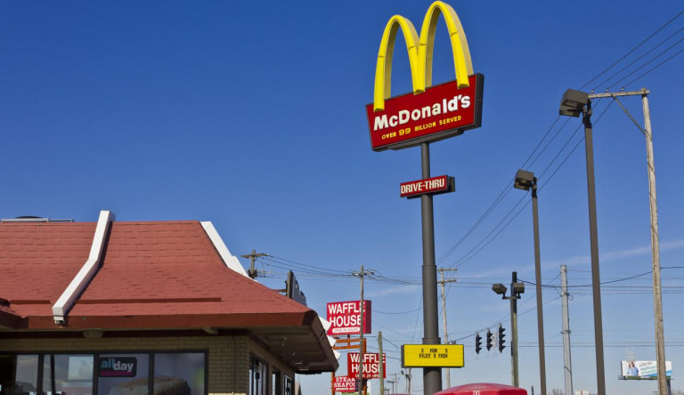 A McDonald's Magyarországon is megkezdi a házhoz szállítást