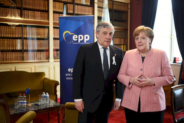 Merkel és Tajani néznek elébe