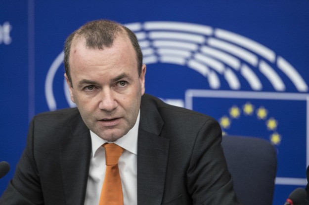 Manfred Weber: ha másképp nem lehet megállítani az illegális bevándorlást, készen kell állni a kerítések építésére