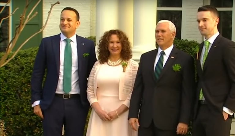 Az ír miniszterelnök partnere társaságában találkozott a híresen homofób Mike Pence alelnökkel