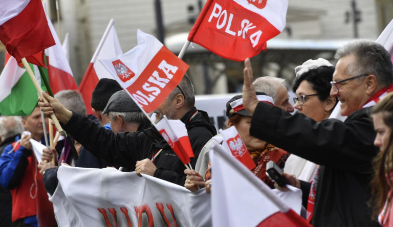 Lelkes lengyelek várják Orbánt a Nemzeti Múzeumnál