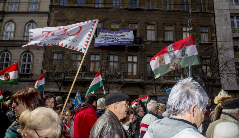 Széchenyi-idézetet tartalmazó molinót lógatott ki egy ház ablakából a Momentum, amíg Orbán a beszédét mondta