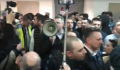 Tüntetők hatoltak be a szerb köztévé épületébe