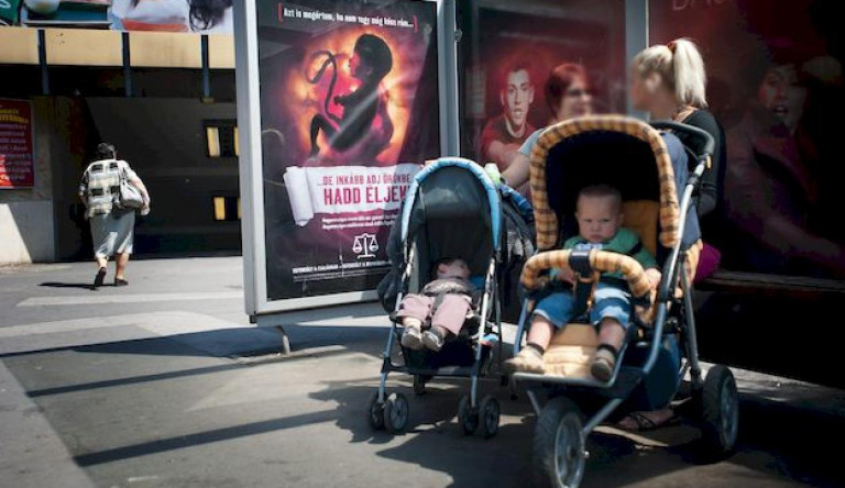 Az EMMI támogat egy képzést, ahol a jelentkezők vállalják, hogy nem írnak fel fogamzásgátlót