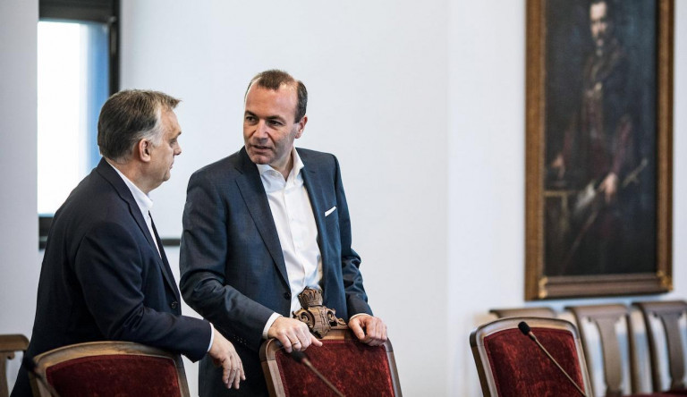 Koronás szék Orbán Viktor tárgyalójában
