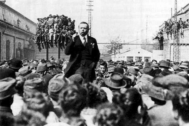 Kun Béla beszédet tart a munkásoknak Csepelen (1919)