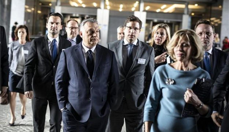 Orbánék megérkeztek Brüsszelbe, és nem tűnnek boldognak