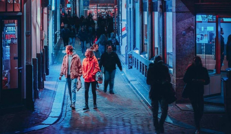 Késes ámokfutó tombolt Amszterdamban, egy nő meghalt