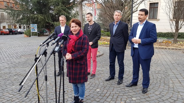 A parlamenti ellenzéki pártok összefognak. Elöl Varga-Damm Andrea (Jobbik)