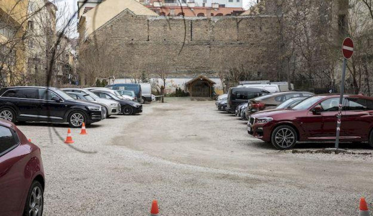 Foghíjtelekre zsúfolták a gyerekeket, közben a jordán szállodás és a Belváros szétperli egymást