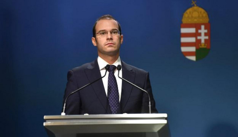 Itt tartunk: az Európai Bizottságnak közleményben kell elmagyaráznia a kormánynak, hogy nem pénzel terroristákat migránskártyával