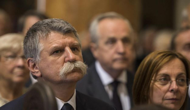 Kövér László kiakadt a szegfűs vízjeltől